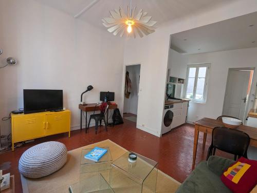 Photo de la galerie de l'établissement 3 NIGHTS MINIMUM, Renovated entire flat, city of Marseille, 4 people, 1first floor, à Marseille