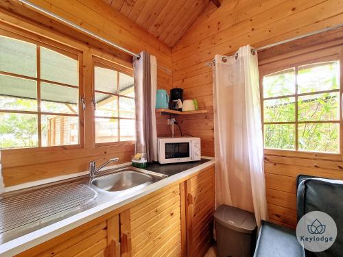 Kuchyň nebo kuchyňský kout v ubytování Scheffléra - Bungalow aux Makes - Saint-Louis