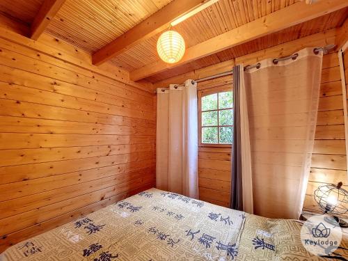 Postel nebo postele na pokoji v ubytování Scheffléra - Bungalow aux Makes - Saint-Louis