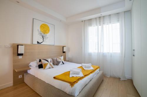 1 dormitorio con cama grande y ventana grande en C3 2 Rooms Croisette, AC Balcony Parking 1min Beach, en Cannes