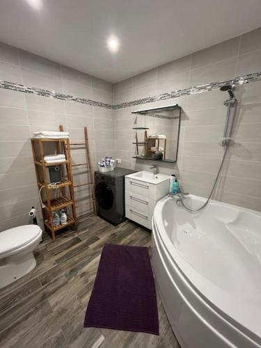 une salle de bain avec une baignoire, des toilettes et un lavabo dans l'établissement Maison indépendante Chambly 3 chambres, à Chambly