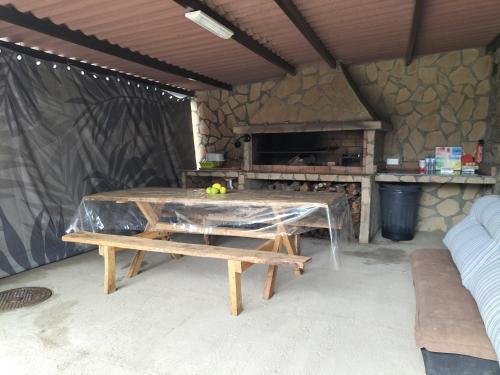 una mesa de picnic frente a un horno de piedra en Finca Aurora Ecorural, en Icod de los Vinos