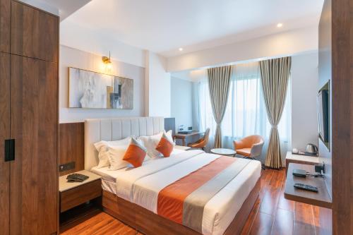 una camera d'albergo con letto e TV di The Royal Pavilion, Kolhapur a Kolhapur
