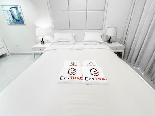 Cama ou camas em um quarto em 3 Bed at Dubai Mall Street Downtown by Ezytrac Vacation Homes