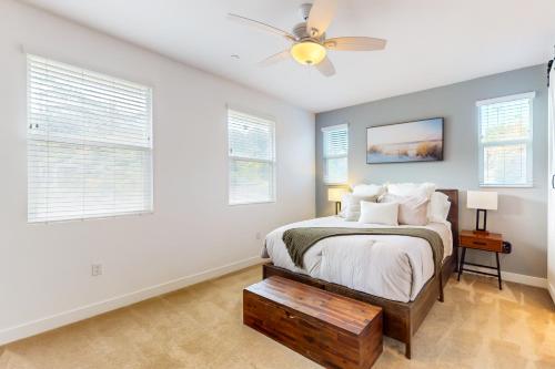 Giường trong phòng chung tại Plumeria Retreat - Modern, 3-story townhome with pool & patio - near downtown & the beach