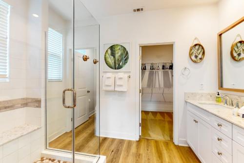 Phòng tắm tại Plumeria Retreat - Modern, 3-story townhome with pool & patio - near downtown & the beach