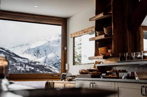 ピュイ・サン・ヴァンサンにあるHôtel Restaurant Saint Rochの雪山を望むキッチン