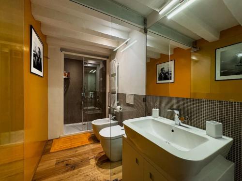 La salle de bains est pourvue d'un lavabo et de toilettes. dans l'établissement SEDO3032A • [Venezia Central] • Luxury House •, à Venise