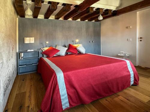 sypialnia z dużym łóżkiem z czerwoną pościelą w obiekcie SEDO3032A • [Venezia Central] • Luxury House • w Wenecji