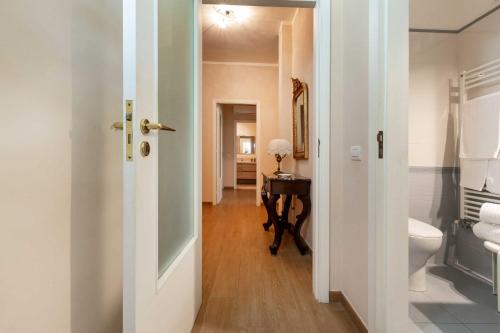 a hallway with a bathroom with a toilet and a table at Balconcino sul Rivellino by BarbarHouse in Gallipoli