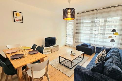 un soggiorno con un divano e un tavolo di Le Salin - Terrasse - Parking - Wifi a Clermont-Ferrand