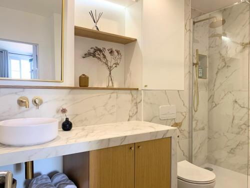 uma casa de banho com um lavatório e um chuveiro em Home Chic Home - Les Toits de Sainte-Ursule em Montpellier