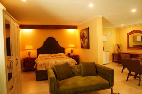 - une chambre avec un lit, un canapé et une chaise dans l'établissement Breakfast at Monaco - Palais Boracay, à Boracay