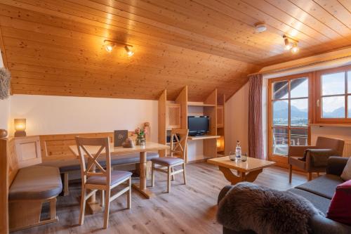 Ein Sitzbereich in der Unterkunft Hartungs Hoteldorf