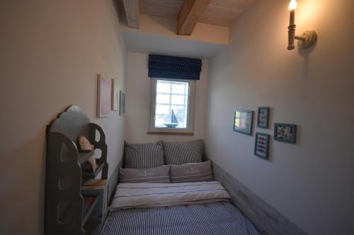 Un pat sau paturi într-o cameră la Hoheluft am Wittensee Apt 1
