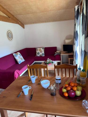 - une table en bois avec une assiette de fruits dans l'établissement Domaine Lou Cevenol, à Aulas