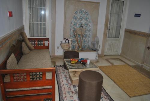 Un lugar para sentarse en Hotel de charme et SPA Dar El Bhar