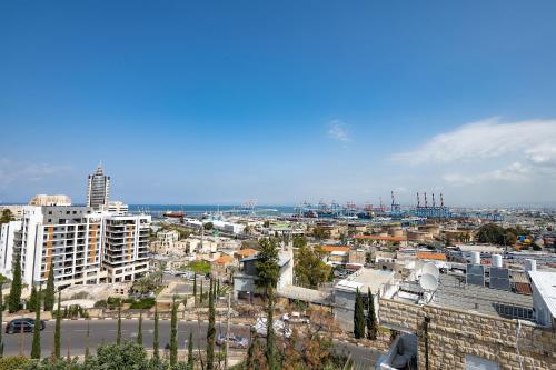 Nespecifikovaný výhled na destinaci Haifa nebo výhled na město při pohledu z aparthotelu