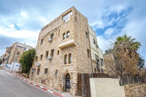 un grande edificio in mattoni sul lato di una strada di GODSON TALPIOT a Haifa