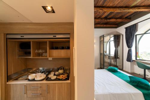 1 dormitorio con 1 cama y lavamanos en una habitación en Kemì Luxury Suites en Vietri