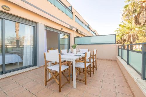 a patio with a table and chairs on a balcony at Atardecer en Sanlúcar in Sanlúcar de Barrameda