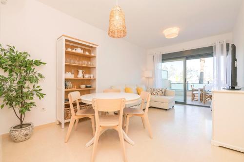 a kitchen and living room with a table and chairs at Atardecer en Sanlúcar in Sanlúcar de Barrameda