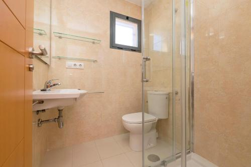 a bathroom with a toilet and a sink and a shower at Atardecer en Sanlúcar in Sanlúcar de Barrameda
