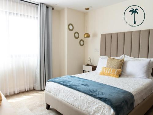 Un dormitorio con una cama grande y una ventana en Moderno condominio con vista al mar! en Mazatlán