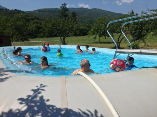 un grupo de personas en una piscina en Domaine Lou Cevenol, en Aulas