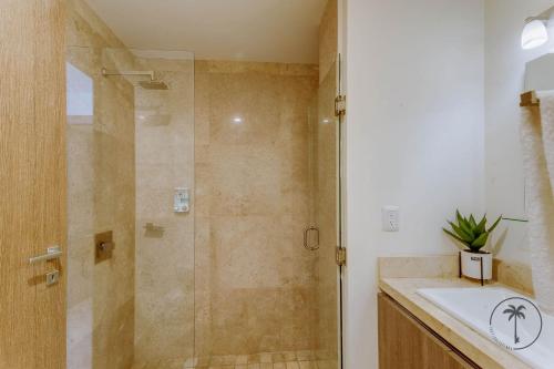 マサトランにあるHermosa terraza con vista a la laguna!のシャワーと洗面台付きのバスルーム
