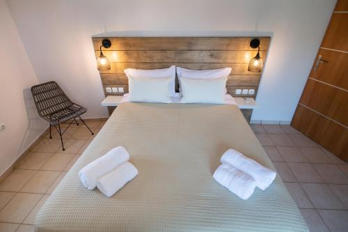 Postel nebo postele na pokoji v ubytování Drakatos Apartments