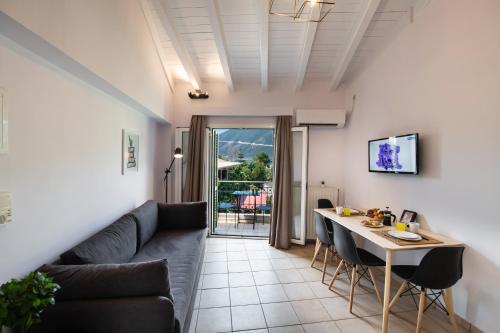 ein Wohnzimmer mit einem Sofa und einem Tisch in der Unterkunft Drakatos Apartments in Vasiliki