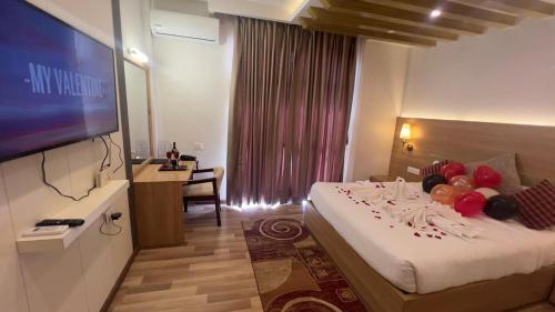 ein Hotelzimmer mit einem Bett mit Obst darauf in der Unterkunft ROYAL VILLA RESORT in Kathmandu