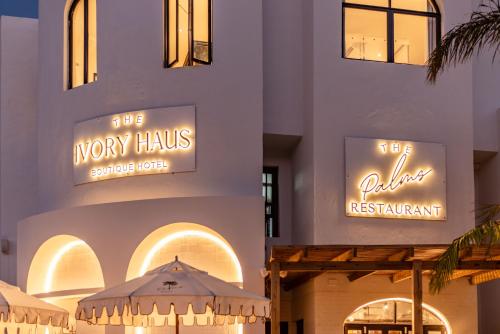 Sijil, anugerah, tanda atau dokumen lain yang dipamerkan di The Ivory Haus