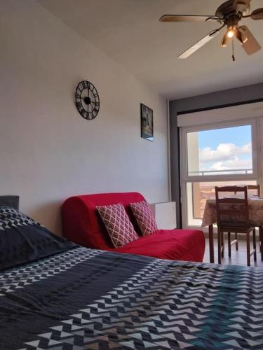 une chambre avec un lit, un canapé et une fenêtre dans l'établissement Studio chaleureux Caen, à Caen