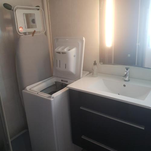 La petite salle de bains est pourvue d'un évier et d'un réfrigérateur. dans l'établissement Lacanau Océan- Bel appart- 2 Ch, à Lacanau-Océan