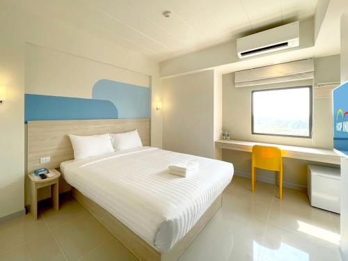 um pequeno quarto com uma cama e uma janela em Hop Inn Ayutthaya em Phra Nakhon Si Ayutthaya