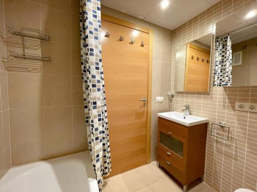 オロペサ・デル・マールにあるApartamentos Terrazas al Mar 3000のバスルーム(バスタブ、シンク、シャワー付)