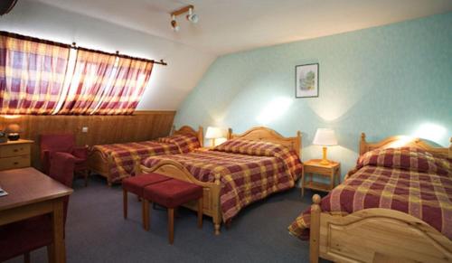 Een bed of bedden in een kamer bij Hotel Restaurant Robichon