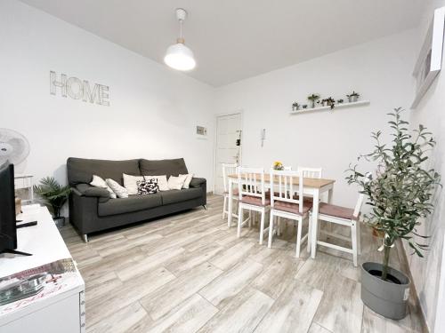 sala de estar con sofá y mesa en 3 bedrooms with private parking By Canary365, en Las Palmas de Gran Canaria