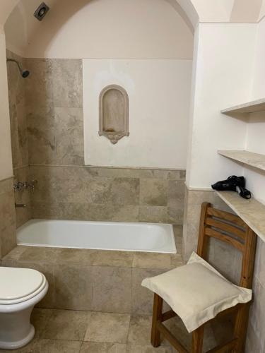 La salle de bains est pourvue d'une baignoire et de toilettes. dans l'établissement Departamento en Casco Historico, à San Isidro
