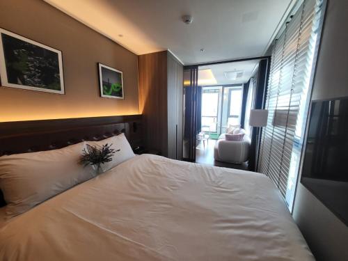 Postel nebo postele na pokoji v ubytování ELBON the stay Haeundae beach ocean view
