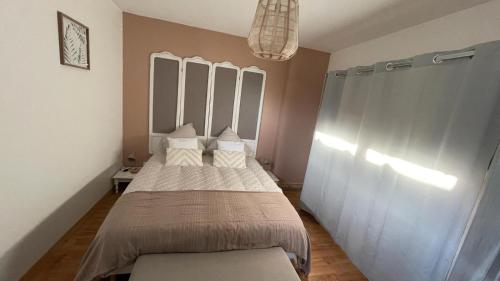 a small bedroom with a bed in a room at les Calimottes in Sangatte