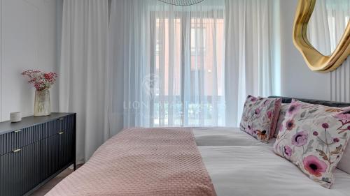 מיטה או מיטות בחדר ב-Lion Apartments - SCALA City Center Cube Premium