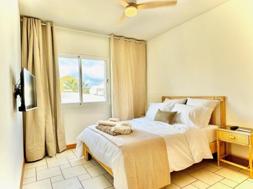 um quarto com uma cama e uma janela em Profetas GuestHouse em Porto Santo