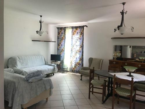 een woonkamer met een bank en een tafel bij Residence Amici del Sorriso in Villa Celiera
