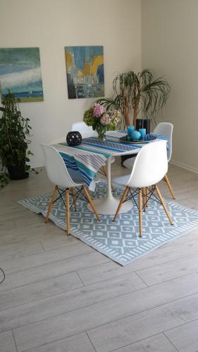 - une table à manger et 2 chaises dans le salon dans l'établissement CONFORTABLE T3 sur BALCON à 5 MN du Centre Ville, à Bayonne