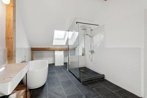 Ванна кімната в Completely refurbished typical Swiss farmhouse