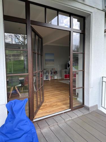 uma porta de vidro deslizante aberta num pátio em FeWo Schöne Aussicht em Plettenberg