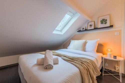 een slaapkamer met 2 bedden op een zolder bij 3 bedroom house with terrace, near Lille in Marcq-en-Baroeul